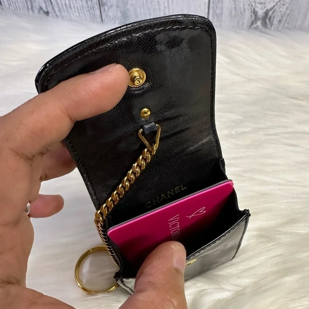 CHANEL cardholder / keyholder patent leather flap pouch in black - Picture 15 of 17